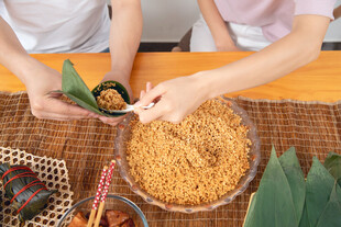 两人共制美味粽子