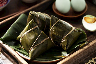 美味粽子摆放在盘中