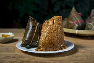 美味传统粽子摆放在盘中