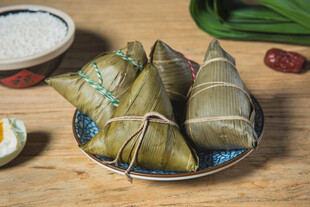 传统美味粽子摆于盘中