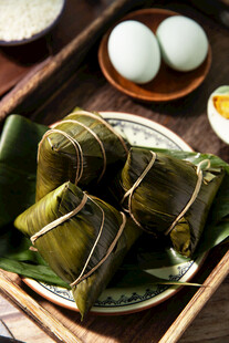 传统美味粽子摆放在盘中