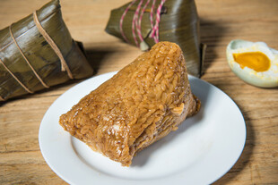 美味传统粽子摆于盘中