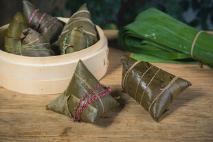 竹制容器中的美味粽子