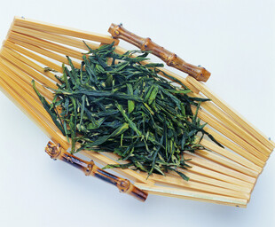 竹盘盛放的鲜嫩茶叶