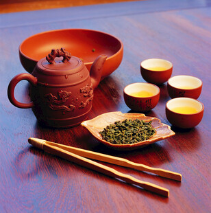 中式茶具与茶叶的雅致组合