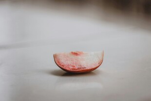 半片粉色桃子果肉特写