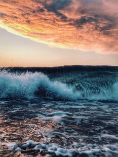 海边日落时的翻涌海浪
