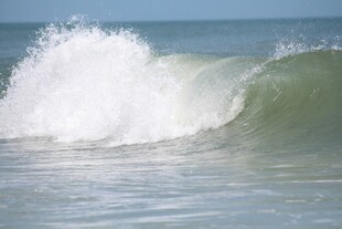 海浪翻涌的美丽瞬间