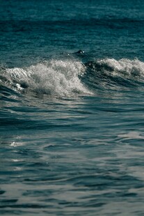 海浪翻涌的蓝色海洋