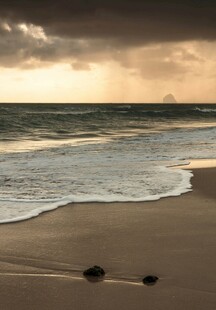 黄昏下的海浪与沙滩足迹