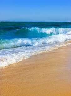 金色沙滩与蔚蓝海浪