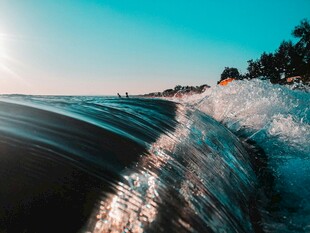 海浪翻涌的美丽海滨景象