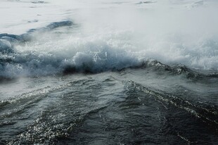 汹涌海浪展现磅礴力量