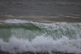 海浪翻涌的壮阔瞬间