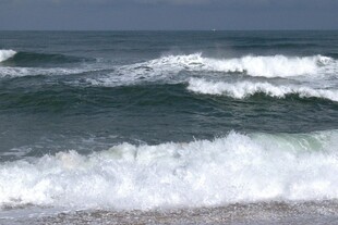 海浪翻涌的壮阔海景