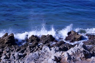海浪拍击礁石的美丽瞬间