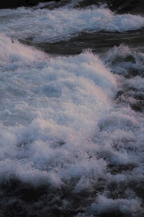 湍急河流激起白色浪花