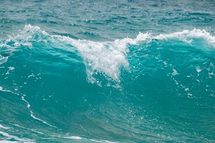 蓝色海浪翻涌的美丽瞬间