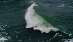 海上翻涌的白色浪花