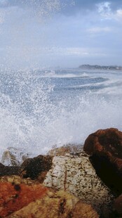 海浪拍击岸边礁石