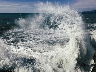 汹涌海浪拍击壮阔海面