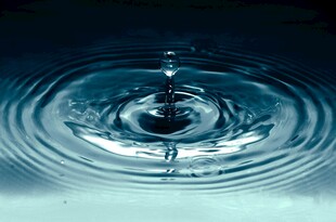 水滴入水泛起层层涟漪