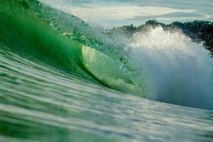 海浪翻涌的壮阔瞬间