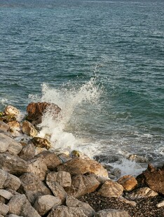海浪拍打岸边石块景象