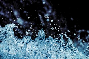 蓝色水花飞溅瞬间