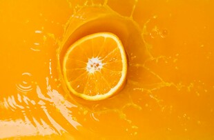 橙子入水溅起橙色水花