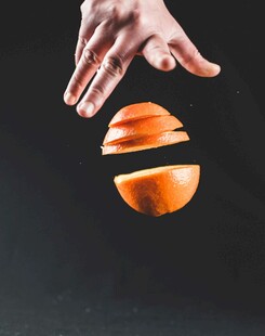 悬浮半空的切开橙子