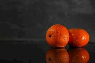 两个鲜橙的静物特写