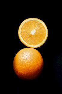 鲜橙切片与完整橙子展示