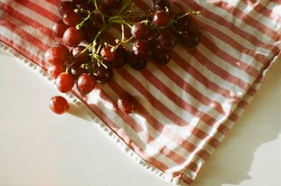 红白条纹布上的红果