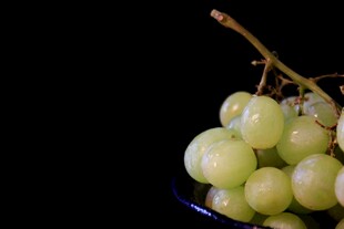 绿葡萄串置于深色背景中