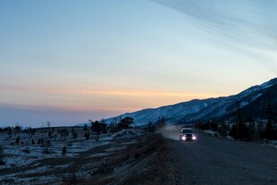 黄昏下的公路与远方山峦