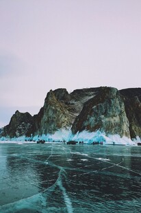 冰川下的幽蓝水域景观