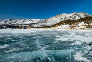 冰封湖面与远处雪山美景