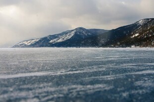 冰封湖面与远处雪山美景