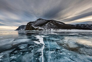 冰封湖面与远山壮丽景观