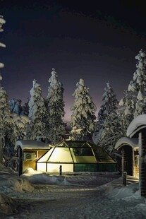 雪夜中的温馨露营小屋