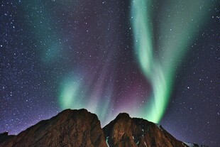 夜空下的绚烂极光美景