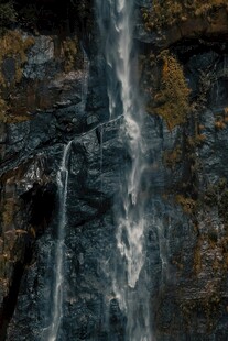 山间瀑布景观