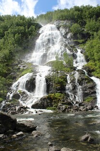 山间壮丽瀑布景观