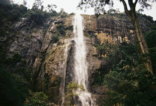 山林间的壮丽瀑布景观