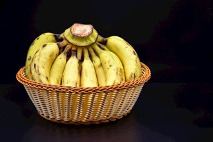竹篮中的新鲜黄色香蕉