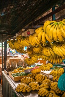 市场中悬挂售卖的金黄香蕉