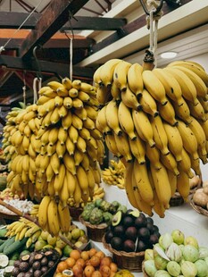 市场中悬挂的成串新鲜香蕉