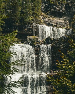 山间瀑布景观