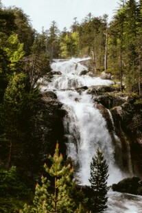 山林间的壮美瀑布景观